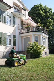 Rasenmäharbeiten durch Gartenbau Ihringer
